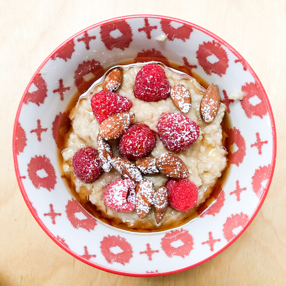 Gruau Entier, Grand Bol De Bouillie Avec Banane, Baies, Noix Pour